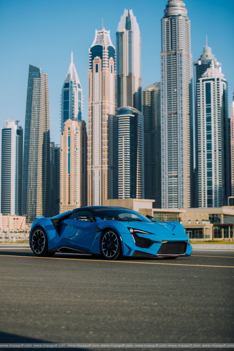 20 W Motor Fenyr SuperSport Tours the City